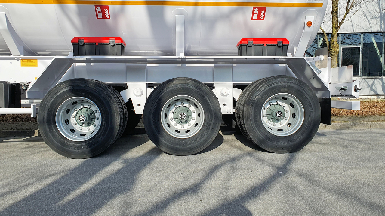 Sievering 40000 LITRE ADR FUEL TANK SEMI-TRAILER FOR MERCEDES ACTROS - Tank semi-trailer: picture 4 Sievering 40000 LITRE ADR FUEL TANK SEMI-TRAILER FOR MERCEDES ACTROS - Tank semi-trailer: picture 4