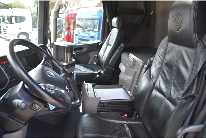 Scania S450 NGS 4x2 - RETARDER - 709 TKM - PARK. AIRCO - LEATHER SEATS - 2 x FUEL TANKS - LED LIGHTS - TOP CONDITION - - Tractor unit: picture 5 Scania S450 NGS 4x2 - RETARDER - 709 TKM - PARK. AIRCO - LEATHER SEATS - 2 x FUEL TANKS - LED LIGHTS - TOP CONDITION - - Tractor unit: picture 5