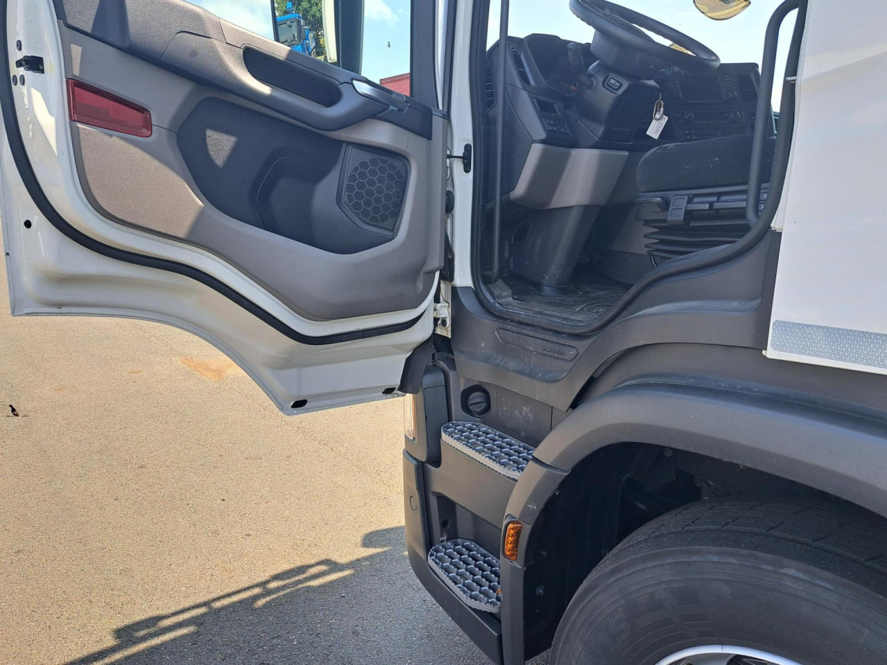 SCANIA SCANIA P280 4x2 Fourgon /Hayon 9L - Cab chassis truck: picture 2 SCANIA SCANIA P280 4x2 Fourgon /Hayon 9L - Cab chassis truck: picture 2