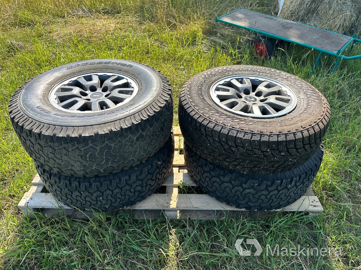 4st SVT Lightning fälgar med däck till Ford Raptor - Wheels and tires for Pickup truck: picture 1 4st SVT Lightning fälgar med däck till Ford Raptor - Wheels and tires for Pickup truck: picture 1
