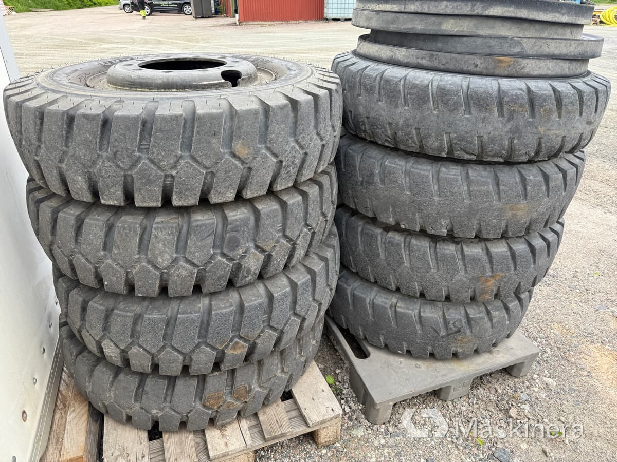 BKT EM934 8 st entreprenaddäck på fälg 10.00-20 - Tire for Construction machinery: picture 1 BKT EM934 8 st entreprenaddäck på fälg 10.00-20 - Tire for Construction machinery: picture 1
