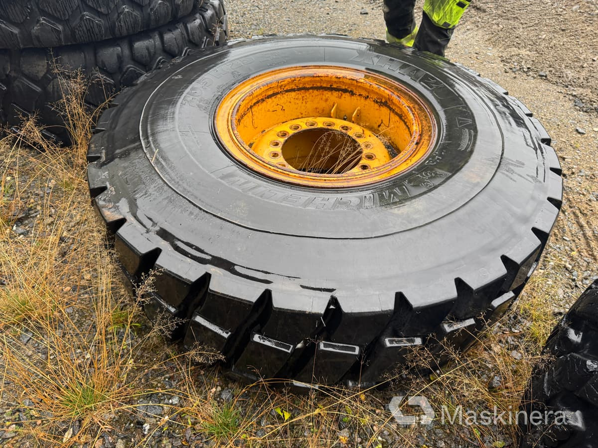 Hjul Michelin 20.5R25 Regummerat - Wheel and tire package for Construction machinery: picture 3 Hjul Michelin 20.5R25 Regummerat - Wheel and tire package for Construction machinery: picture 3