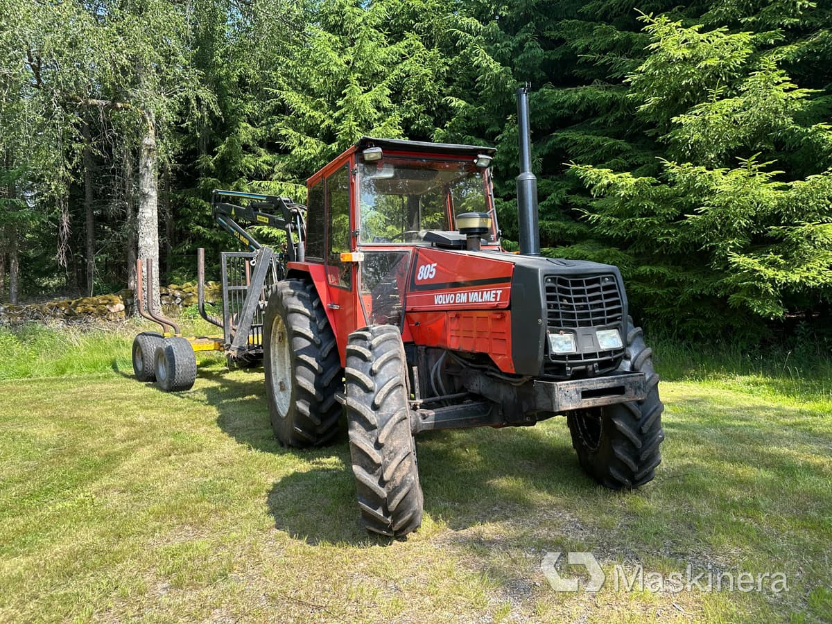 Traktor Volvo BM 805-4 med skogsvagn och kran - Farm tractor, Timber transport: picture 2 Traktor Volvo BM 805-4 med skogsvagn och kran - Farm tractor, Timber transport: picture 2
