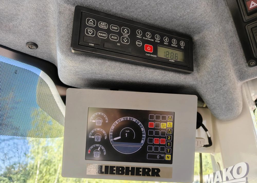 Wheel loader Liebherr L566: picture 12
