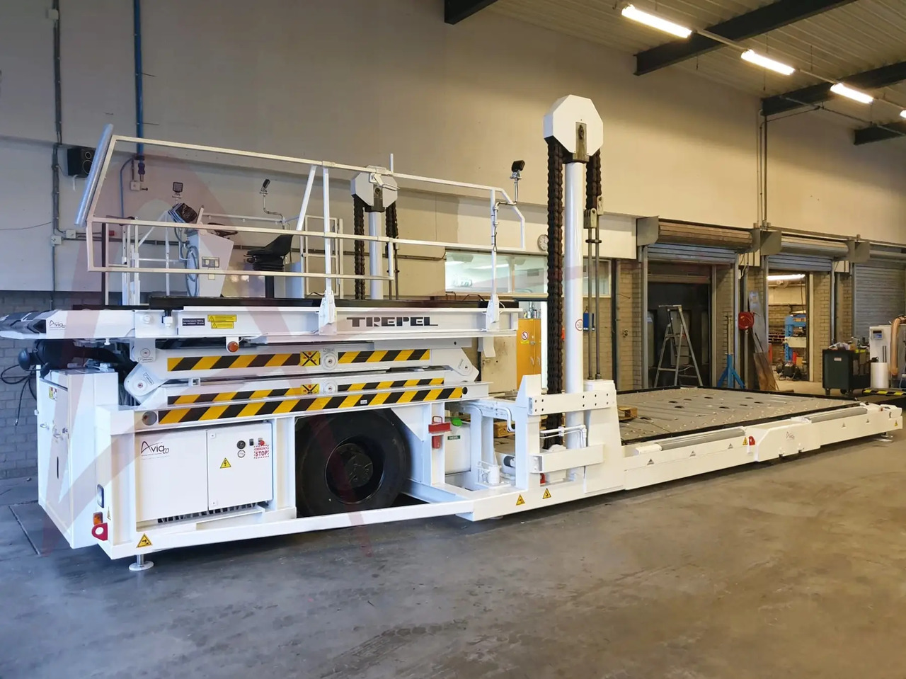 TREPEL CHAMP 140 - Aircraft cargo loader: picture 3 TREPEL CHAMP 140 - Aircraft cargo loader: picture 3