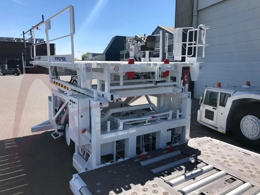 TREPEL CHAMP 200 - Aircraft cargo loader: picture 2 TREPEL CHAMP 200 - Aircraft cargo loader: picture 2