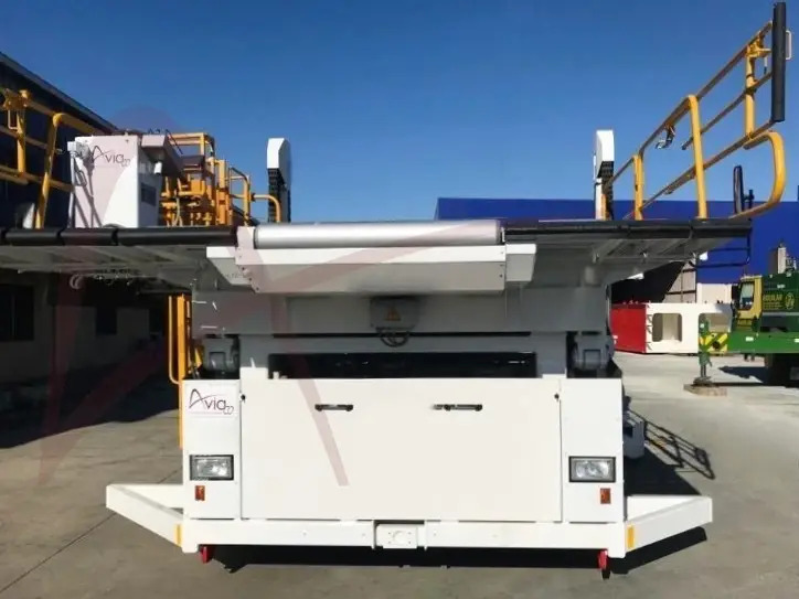 TREPEL CHAMP 300 - Aircraft cargo loader: picture 2 TREPEL CHAMP 300 - Aircraft cargo loader: picture 2