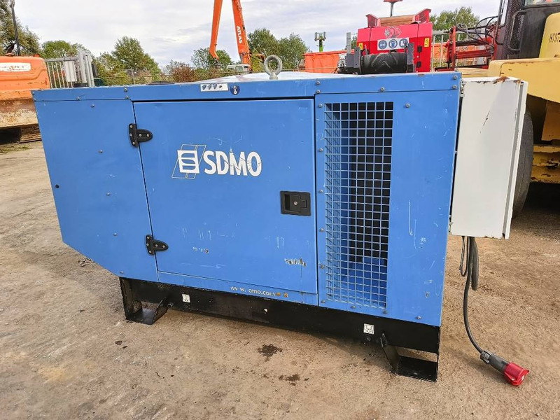 SDMO J 44 K 44kva 64 A 35 kw generator aggregaat silent - Generator set: picture 1 SDMO J 44 K 44kva 64 A 35 kw generator aggregaat silent - Generator set: picture 1