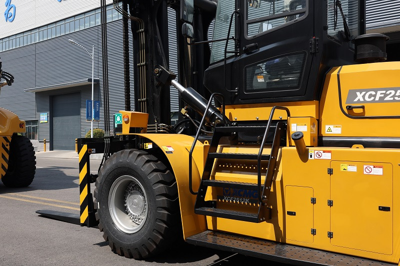 XCMG XCF2512K 25ton heavy diesel forklift - Diesel forklift: picture 2 XCMG XCF2512K 25ton heavy diesel forklift - Diesel forklift: picture 2