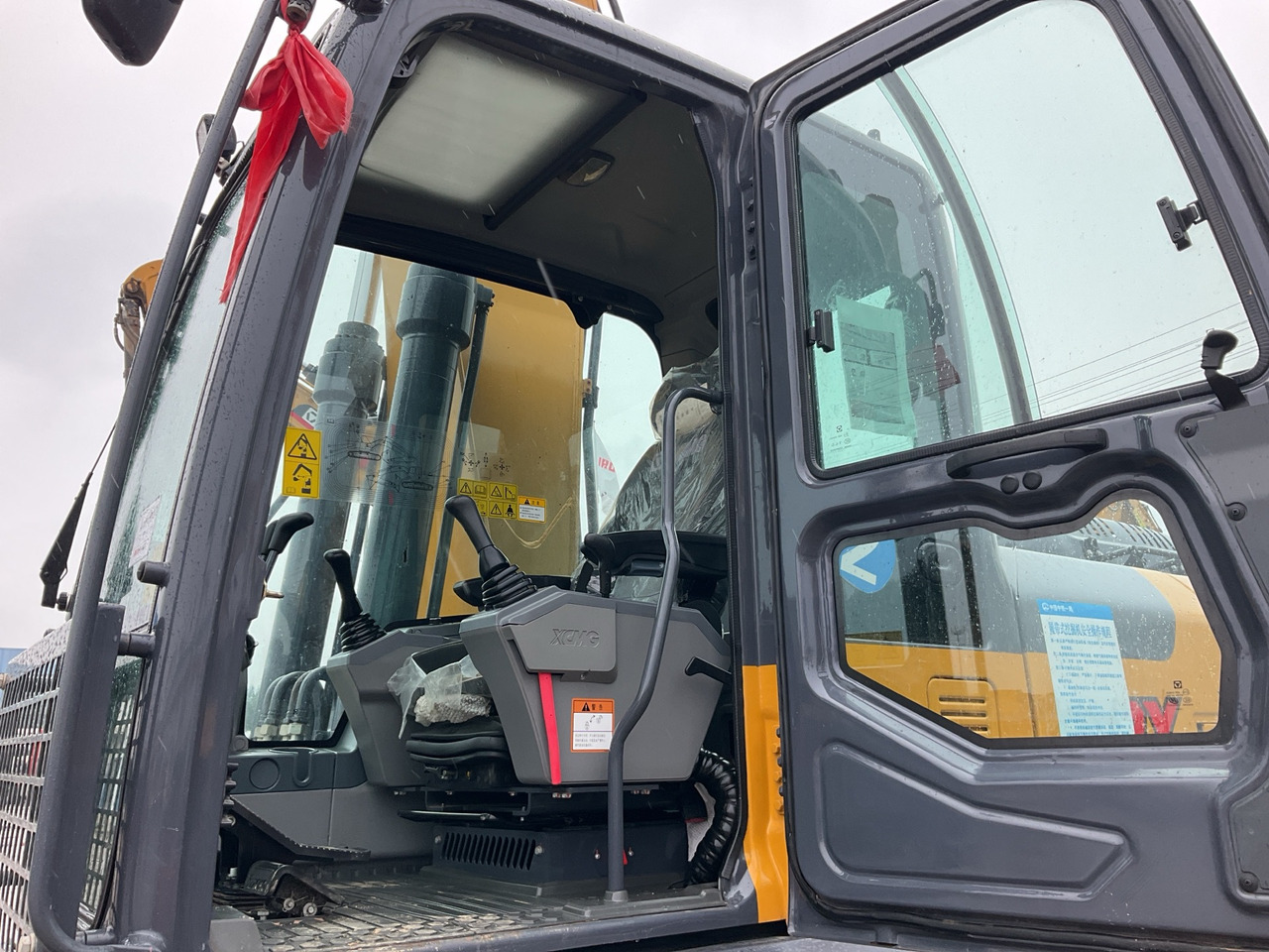 XCMG second hand medium size diesel hydraulic excavator XE245DK price - Crawler excavator: picture 4 XCMG second hand medium size diesel hydraulic excavator XE245DK price - Crawler excavator: picture 4