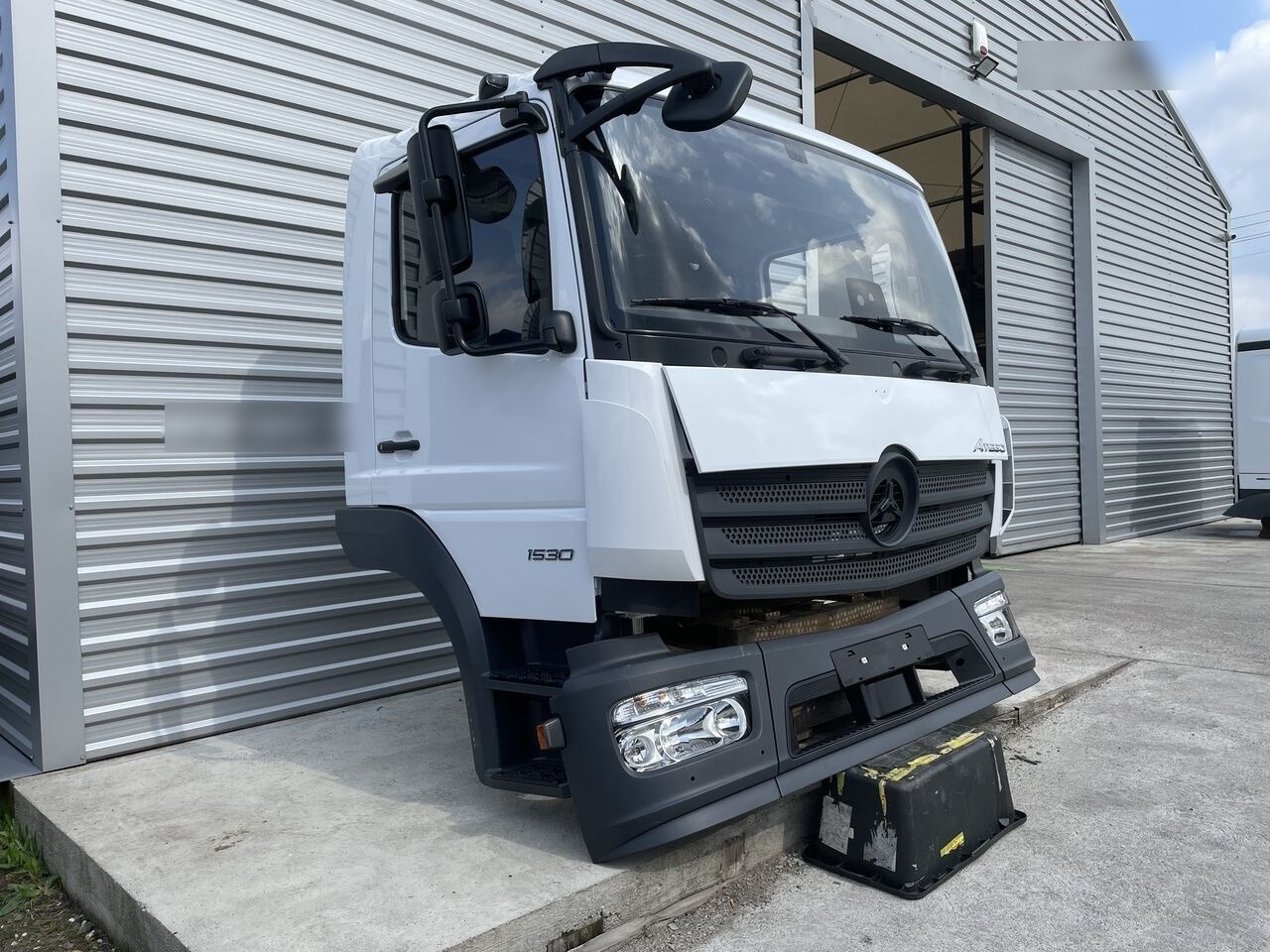 FRONT BUMPER COMPLETE EXTRA COST 700EU Mercedes-Benz ATEGO Euro 6 Mercedes-Benz 1523 L, 1524 L, 1527 L, 1530 - Cab for Truck: picture 2 FRONT BUMPER COMPLETE EXTRA COST 700EU Mercedes-Benz ATEGO Euro 6 Mercedes-Benz 1523 L, 1524 L, 1527 L, 1530 - Cab for Truck: picture 2