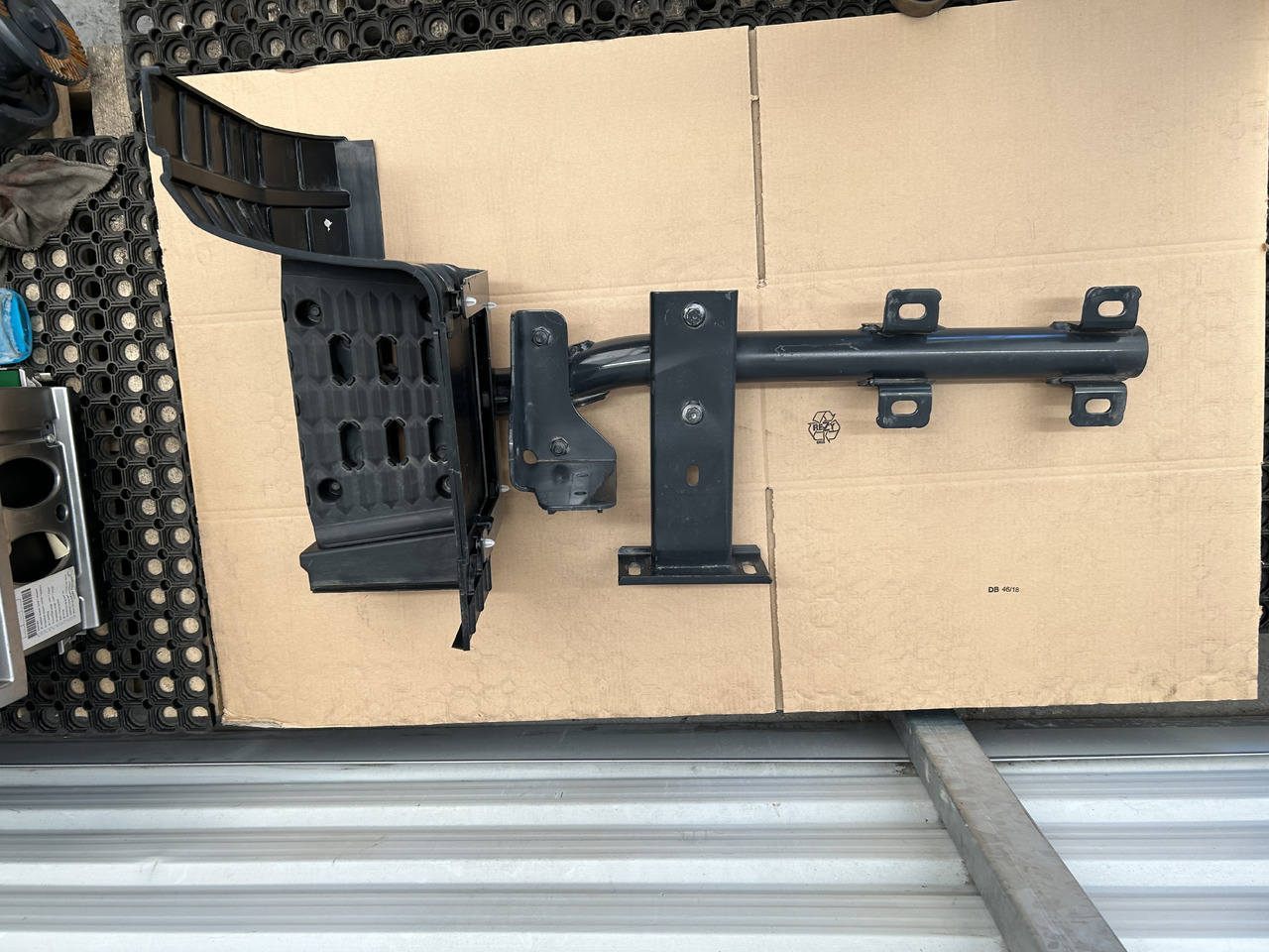 IVECO STOPIEŃ PRAWY STOPNICA + MOCOWANIE S-WAY - Footstep: picture 2 IVECO STOPIEŃ PRAWY STOPNICA + MOCOWANIE S-WAY - Footstep: picture 2