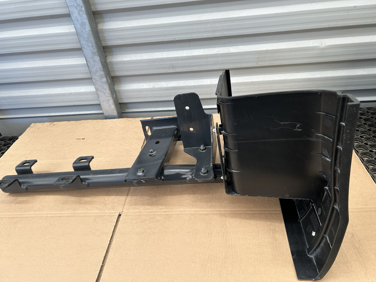 IVECO STOPIEŃ PRAWY STOPNICA + MOCOWANIE S-WAY - Footstep: picture 1 IVECO STOPIEŃ PRAWY STOPNICA + MOCOWANIE S-WAY - Footstep: picture 1