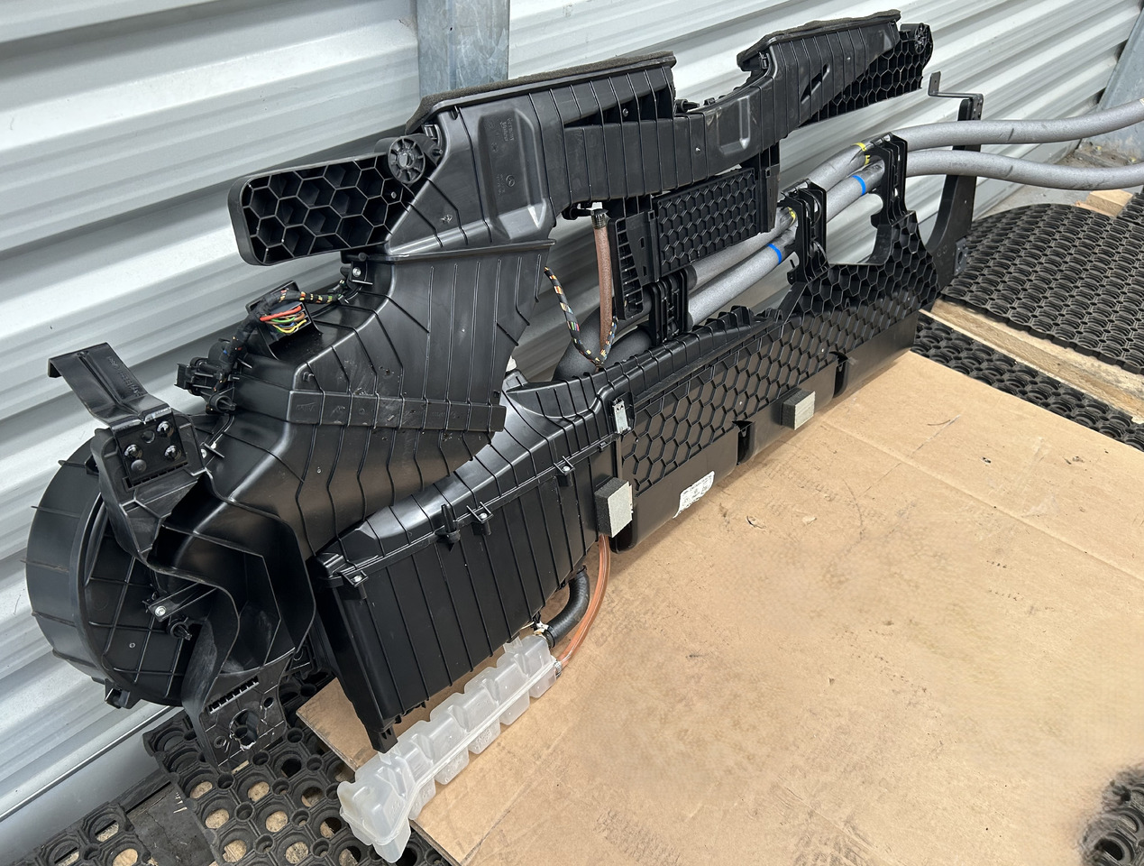 MERCEDES ACTROS MP4 PARKING AIR CONDITIONING - A/C part: picture 2 MERCEDES ACTROS MP4 PARKING AIR CONDITIONING - A/C part: picture 2