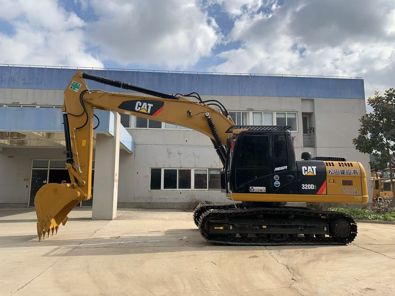 CATERPILLAR 20Ton Medium Used Excavator CAT 320D2L with Best Price C6.4 Engine - Crawler excavator: picture 1 CATERPILLAR 20Ton Medium Used Excavator CAT 320D2L with Best Price C6.4 Engine - Crawler excavator: picture 1