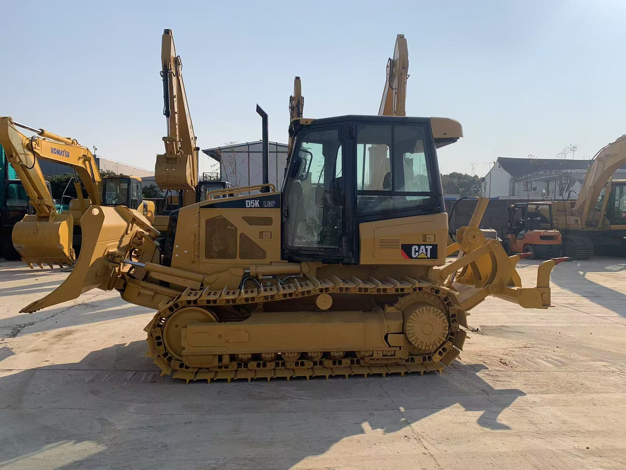 Caterpillar Bulldozer CAT D5G, D5K Good Price Japan Origin Tractor - Bulldozer: picture 2 Caterpillar Bulldozer CAT D5G, D5K Good Price Japan Origin Tractor - Bulldozer: picture 2