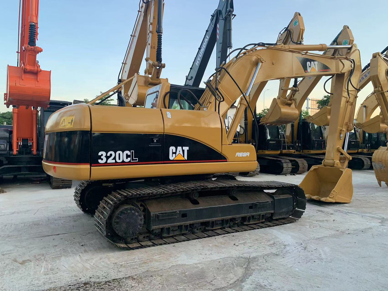Caterpillar Pre-Owned Caterpillar 320CL 20T Excavator – Low Hours, Durable 3066 Engine - Crawler excavator: picture 1 Caterpillar Pre-Owned Caterpillar 320CL 20T Excavator – Low Hours, Durable 3066 Engine - Crawler excavator: picture 1