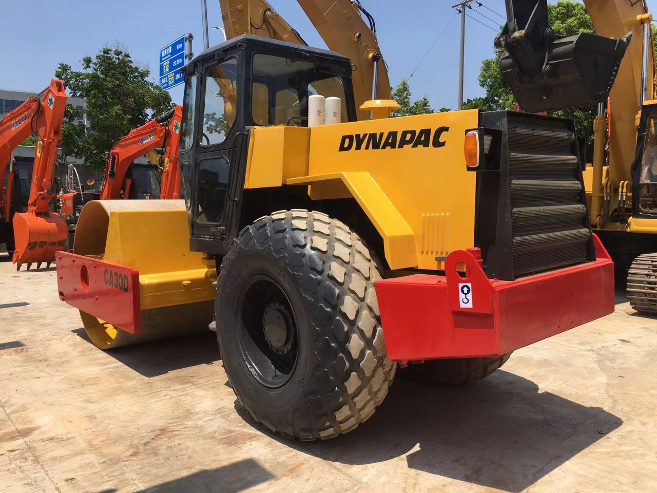 DYNAPAC Used Road Roller CA30D for Sale: Cummins 76-100 kW (102-134 HP) Engine, 11.2 T Operating Weight & 2130 mm Drum Width - Road roller: picture 4 DYNAPAC Used Road Roller CA30D for Sale: Cummins 76-100 kW (102-134 HP) Engine, 11.2 T Operating Weight & 2130 mm Drum Width - Road roller: picture 4