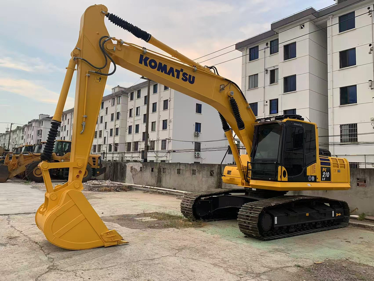 Komatsu Crawler Excavator PC210, PC200 Good Price Japan Excavator - Crawler excavator: picture 1 Komatsu Crawler Excavator PC210, PC200 Good Price Japan Excavator - Crawler excavator: picture 1