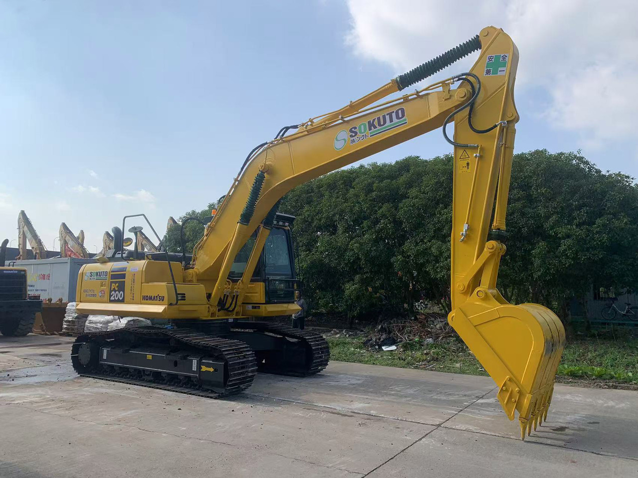 Komatsu Excavator PC200, PC210, PC220 Japan Origin Construction Machine - Crawler excavator: picture 2 Komatsu Excavator PC200, PC210, PC220 Japan Origin Construction Machine - Crawler excavator: picture 2