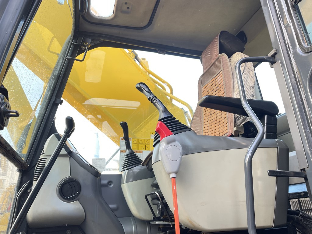 Komatsu PC400 Excavator with Original Color - Crawler excavator: picture 4 Komatsu PC400 Excavator with Original Color - Crawler excavator: picture 4