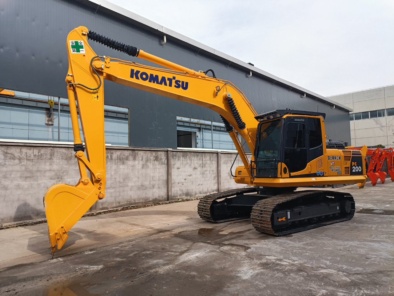 Komatsu Tracked Excavator PC200 Secondhand Condition - Crawler excavator: picture 3 Komatsu Tracked Excavator PC200 Secondhand Condition - Crawler excavator: picture 3