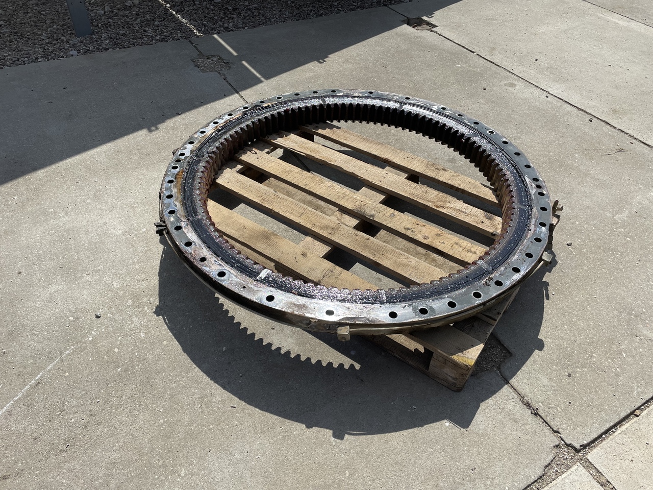 LIEBHERR R906 - Slewing ring for Excavator: picture 2 LIEBHERR R906 - Slewing ring for Excavator: picture 2