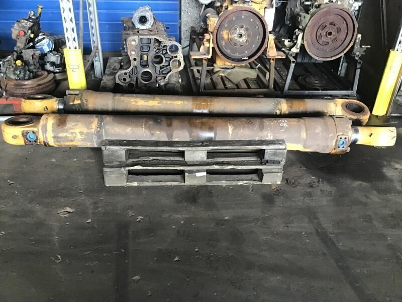 Liebherr R974B / R974C / R974 - Hydraulic cylinder: picture 1 Liebherr R974B / R974C / R974 - Hydraulic cylinder: picture 1