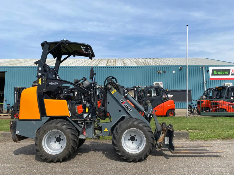 Giant D332SWT - Compact track loader: picture 2 Giant D332SWT - Compact track loader: picture 2