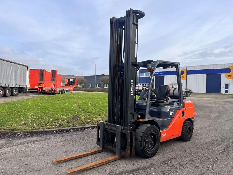 Toyota 02-8FGJ35 - LPG forklift: picture 1 Toyota 02-8FGJ35 - LPG forklift: picture 1