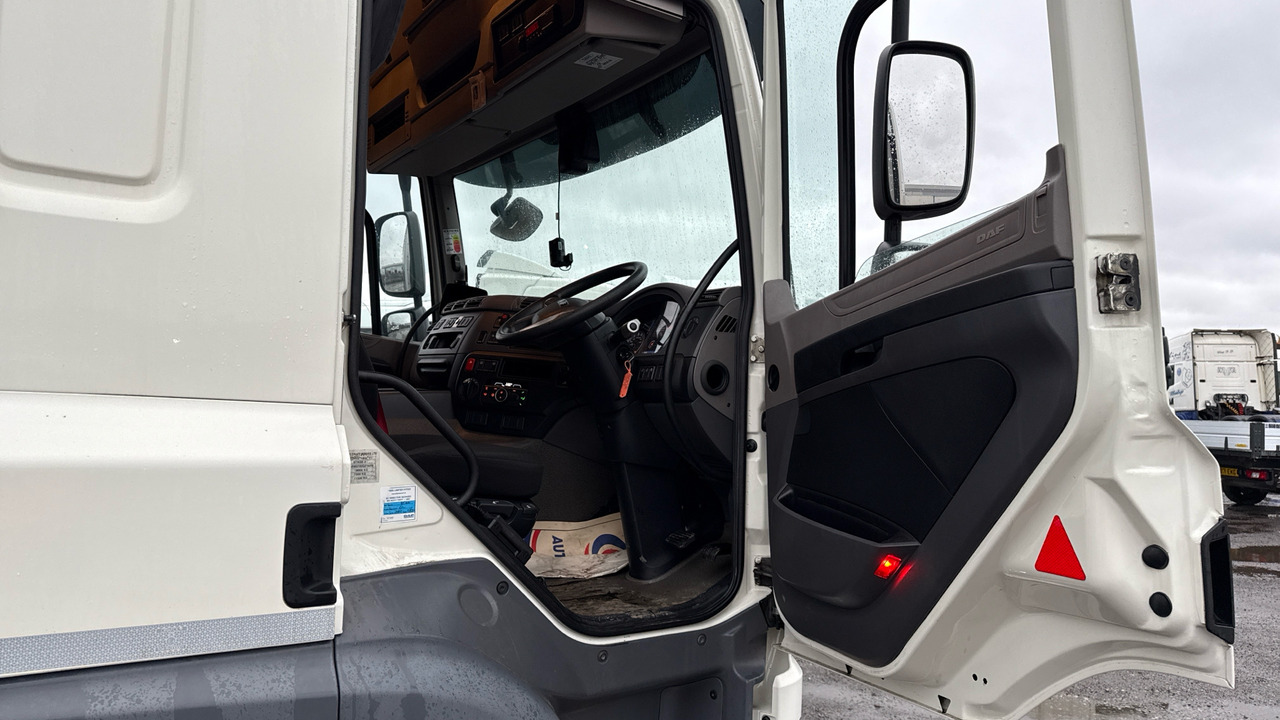 DAF CF 260 - Curtainsider truck: picture 5 DAF CF 260 - Curtainsider truck: picture 5