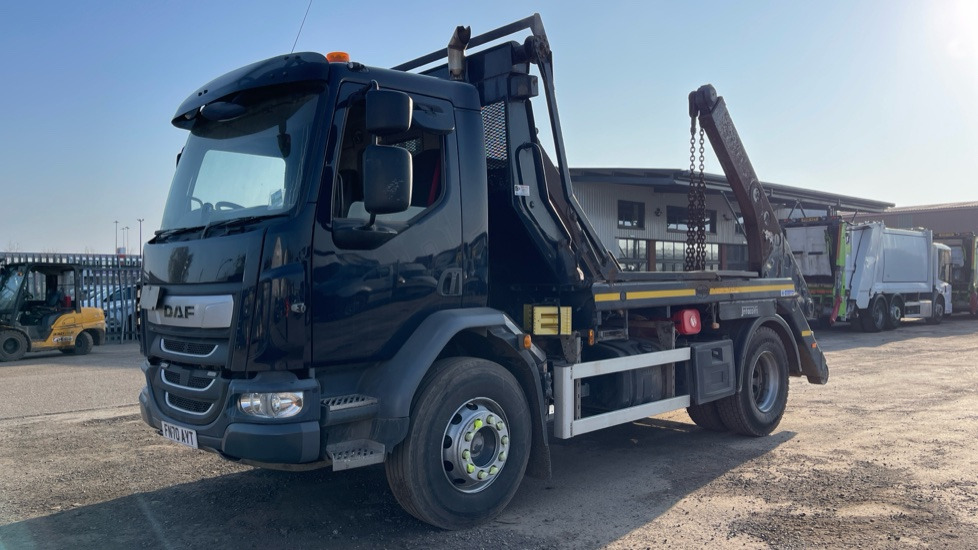 DAF LF 260 EURO 6 18 TONNE - Skip loader truck: picture 2 DAF LF 260 EURO 6 18 TONNE - Skip loader truck: picture 2