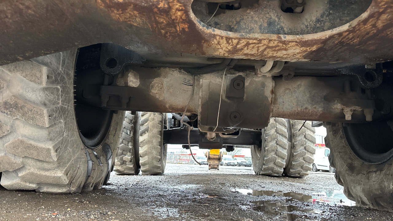 Wheel excavator JCB JS200W: picture 15