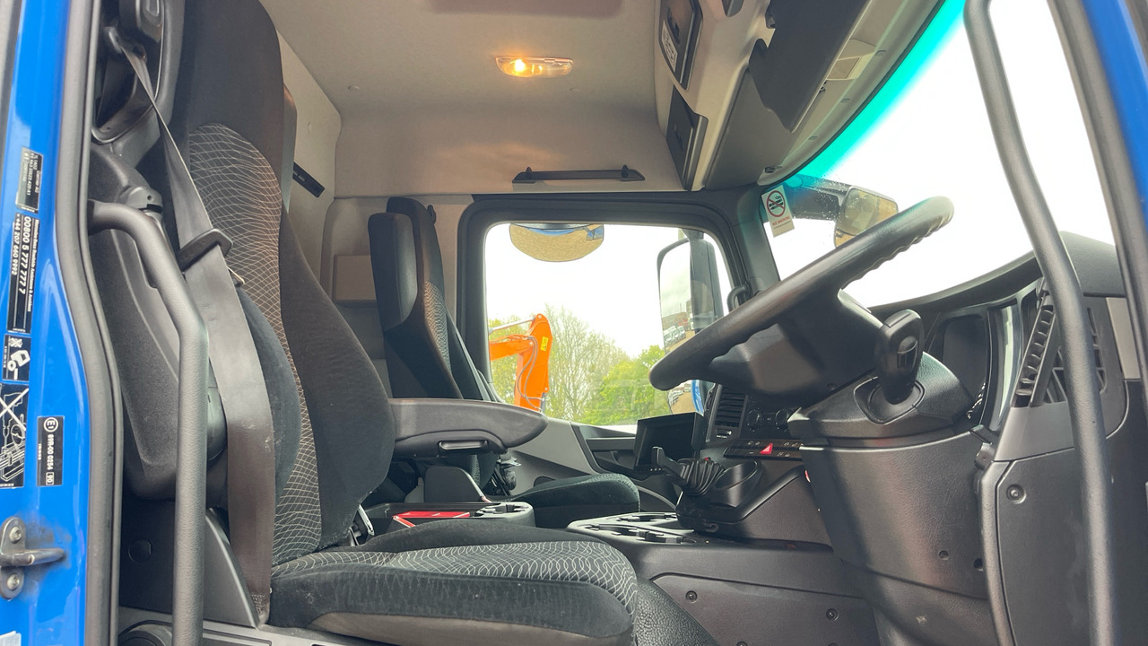 Mercedes-Benz Antos - Curtainsider truck: picture 5 Mercedes-Benz Antos - Curtainsider truck: picture 5