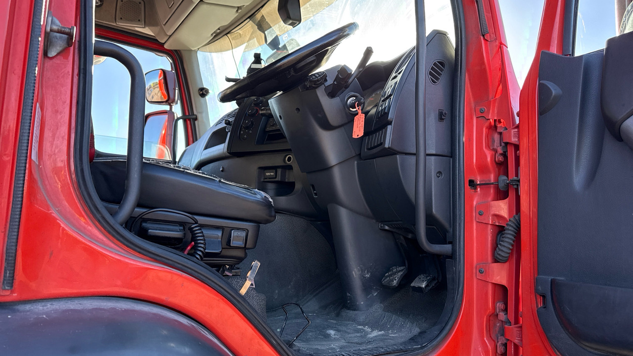 RENAULT D 26 - Curtainsider truck: picture 5 RENAULT D 26 - Curtainsider truck: picture 5