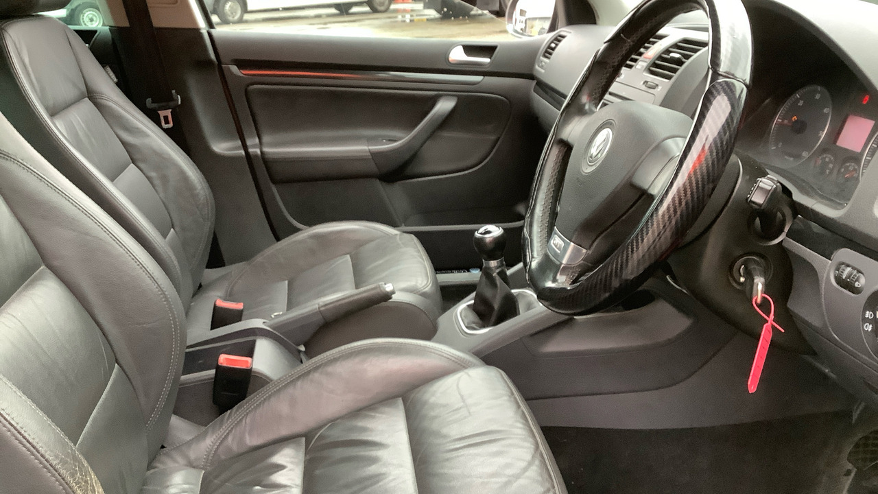 VOLKSWAGEN GOLF GT 2.0 TDI 140PS - Hatchback: picture 5 VOLKSWAGEN GOLF GT 2.0 TDI 140PS - Hatchback: picture 5