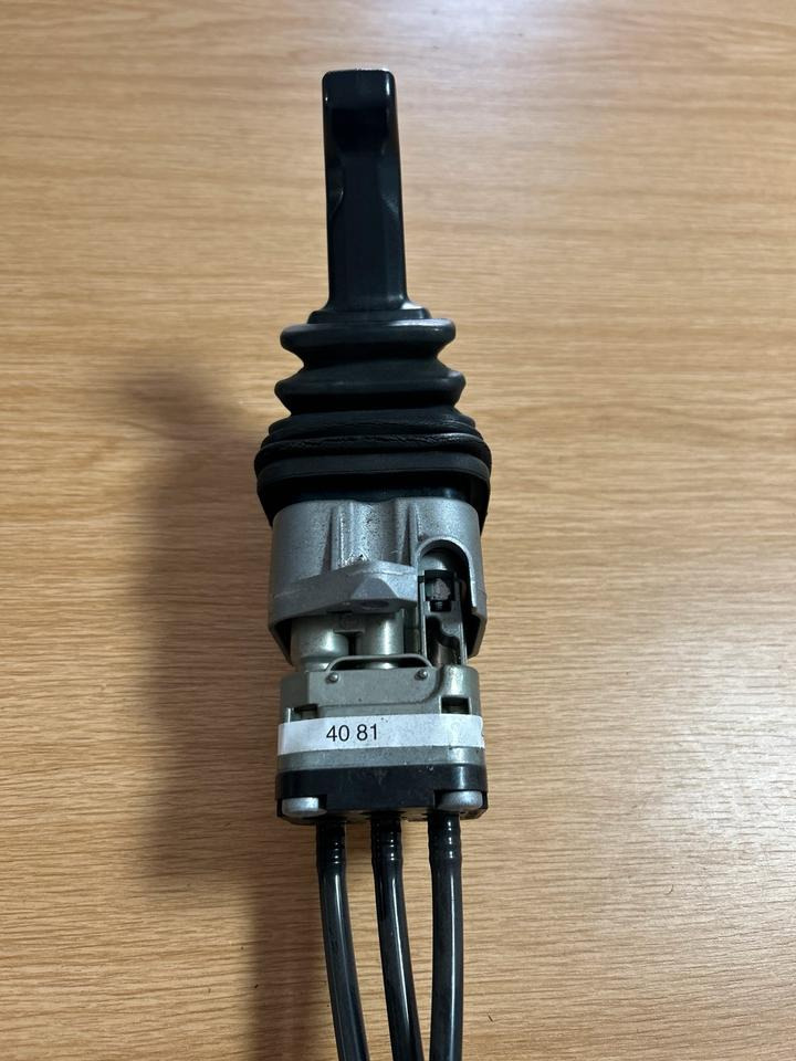 Atego 4 EU 6 bremsventil Handbremsventil KNORR-BREMSE A0044304081 - Brake valve for Truck: picture 4 Atego 4 EU 6 bremsventil Handbremsventil KNORR-BREMSE A0044304081 - Brake valve for Truck: picture 4