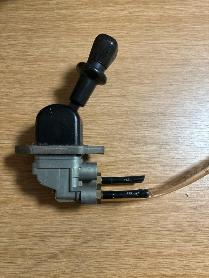 MAN Bremsventil Feststellbremse Handbremsventil 81.52315.6185 - Brake valve for Truck: picture 1 MAN Bremsventil Feststellbremse Handbremsventil 81.52315.6185 - Brake valve for Truck: picture 1