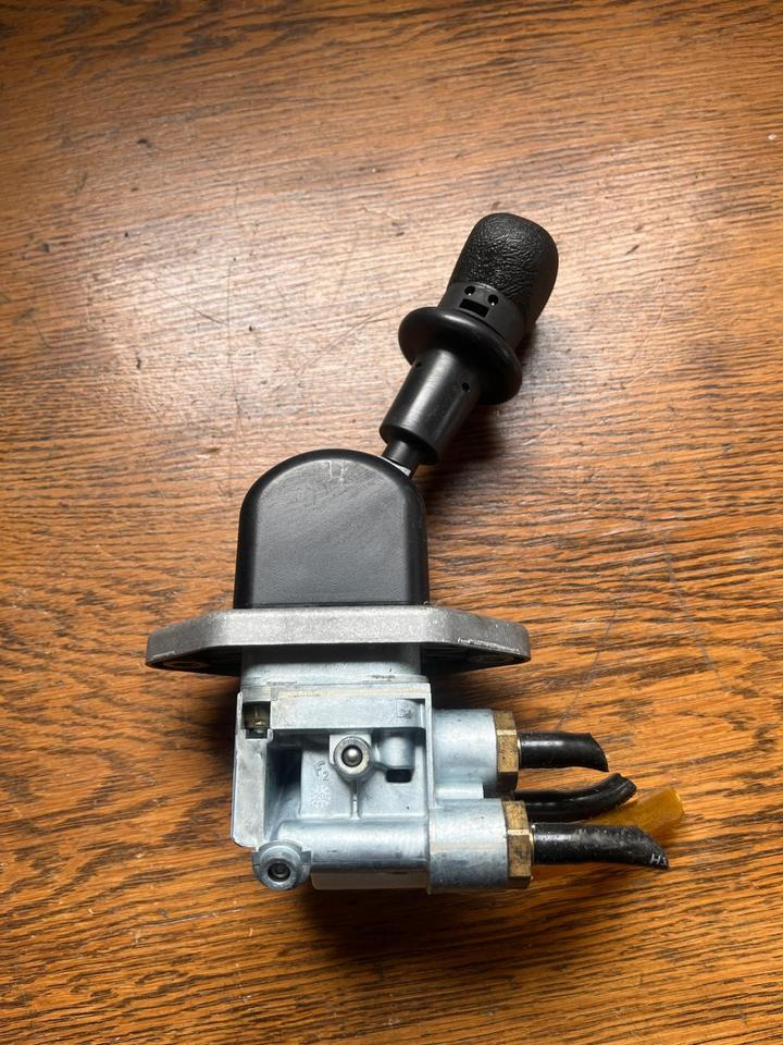MAN Bremsventil Feststellbremse Handbremsventil 81.52315.6208 - Brake valve for Truck: picture 1 MAN Bremsventil Feststellbremse Handbremsventil 81.52315.6208 - Brake valve for Truck: picture 1