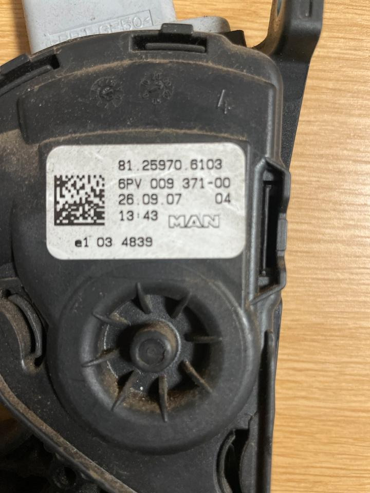 MAN TGX Gaspedal 81.259706103 - Pedal for Truck: picture 2 MAN TGX Gaspedal 81.259706103 - Pedal for Truck: picture 2