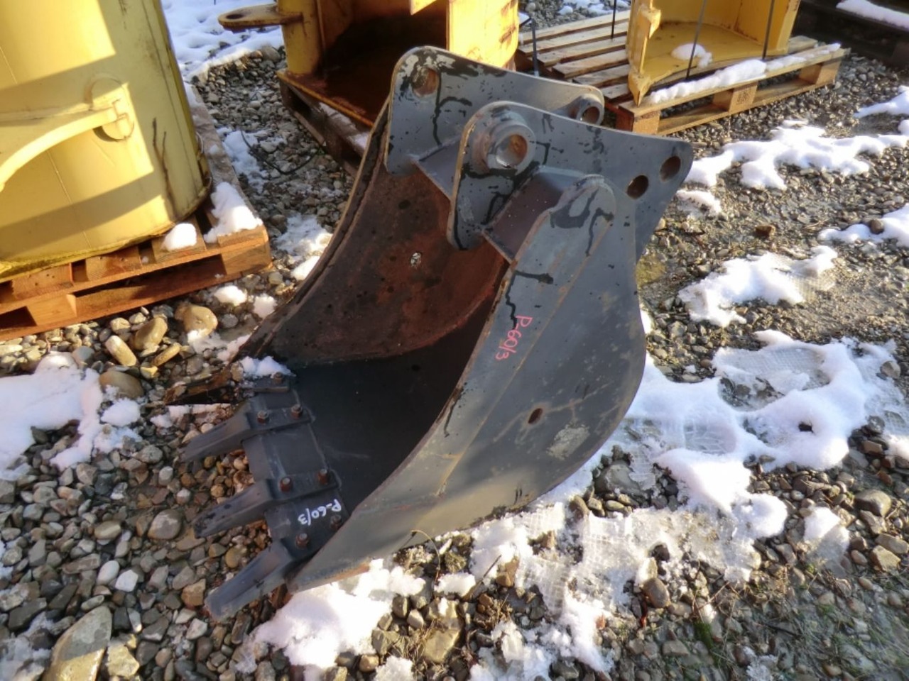 Caterpillar 428 Benna con denti per retroescavaore terna, larghezza mm 600, peso kg 170, anno di costruzione 03/06. - Excavator bucket: picture 1 Caterpillar 428 Benna con denti per retroescavaore terna, larghezza mm 600, peso kg 170, anno di costruzione 03/06. - Excavator bucket: picture 1