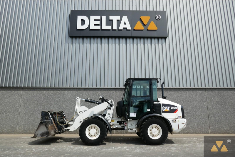 Wheel loader Caterpillar 906M: picture 1