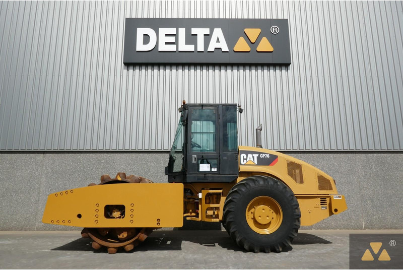Roller Caterpillar CP76: picture 1