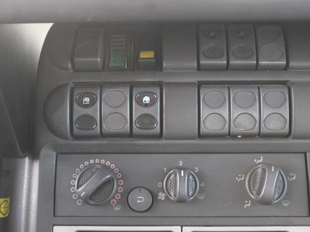 Dropside/ Flatbed truck, Crane truck Iveco EUROCARGO 100E17, EURO 3, HYDRAULIC ARM HIAB 035-2: picture 13 Dropside/ Flatbed truck, Crane truck Iveco EUROCARGO 100E17, EURO 3, HYDRAULIC ARM HIAB 035-2: picture 13