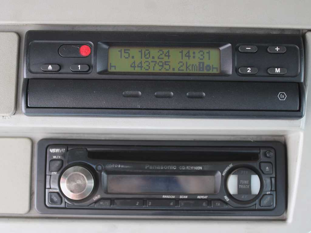 Dropside/ Flatbed truck, Crane truck Iveco EUROCARGO 100E17, EURO 3, HYDRAULIC ARM HIAB 035-2: picture 16 Dropside/ Flatbed truck, Crane truck Iveco EUROCARGO 100E17, EURO 3, HYDRAULIC ARM HIAB 035-2: picture 16