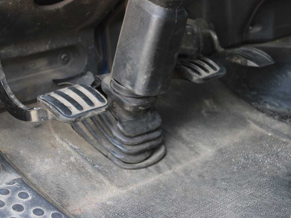 Dropside/ Flatbed truck, Crane truck Iveco EUROCARGO 100E17, EURO 3, HYDRAULIC ARM HIAB 035-2: picture 10 Dropside/ Flatbed truck, Crane truck Iveco EUROCARGO 100E17, EURO 3, HYDRAULIC ARM HIAB 035-2: picture 10