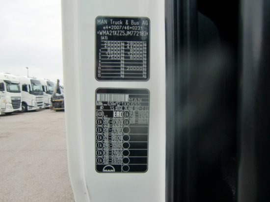 Container transporter/ Swap body truck MAN TGX 26.460 XXL  6x2 Liftachse Euro 6 Unterfaltbühne: picture 9