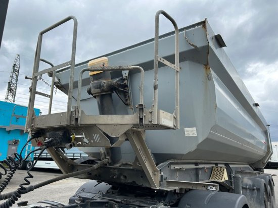 Schwarzmüller Kippmulde 25m³, SAF, Rollplane, Podest, HYVA - Tipper semi-trailer: picture 2 Schwarzmüller Kippmulde 25m³, SAF, Rollplane, Podest, HYVA - Tipper semi-trailer: picture 2