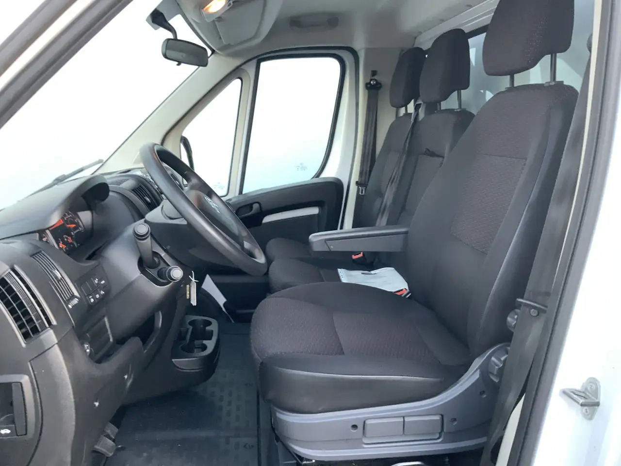 Citroen Jumper 2.2 BlueHDi 165 L3 3.5t Meubel bak & Deuren Airco - Closed box van: picture 4 Citroen Jumper 2.2 BlueHDi 165 L3 3.5t Meubel bak & Deuren Airco - Closed box van: picture 4