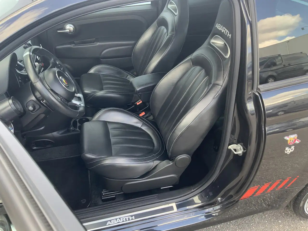 Fiat 500C Abarth 1.4 T-Jet 595 Automaat Euro 6 - Car: picture 5 Fiat 500C Abarth 1.4 T-Jet 595 Automaat Euro 6 - Car: picture 5